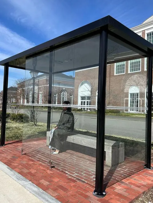 Tak lupa sepatu heels putih yang membuat penampilan Titi kian sempurna. (Instagram/titiradjopadmaja).