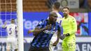 Striker Inter Milan, Romelu Lukaku, melakukan selebrasi usai mencetak gol ke gawang Fiorentina pada laga Seria A di Stadion Giuseppe Meazza, Minggu (27/9/2020). Inter Milan menang dengan skor 4-3. (AP/Luca Bruno)