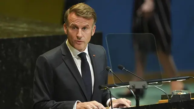 Presiden Prancis Emmanuel Macron berpidato dalam pertemuan tingkat tinggi di markas besar PBB, Senin (22/9/2025), yang bertujuan menggalang dukungan bagi solusi dua negara atas konflik Israel-Palestina.