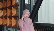 Saat Lebaran, Sintya Marisca tampil cantik dengan busana muslim bernuansa pink. Ia padukan abaya pink dengan hijab ungu pastel [@sintyamarisca]