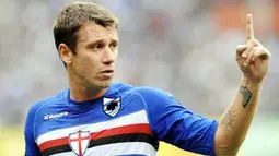 Gaya striker Sampdoria, Antonio Cassano dalam lanjutan Serie A melawan Inter Milan di Stadion Luigi Ferraris, Genoa, 26 September 2009. AFP PHOTO / Vincenzo Pinto 