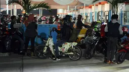 Pemudik menggunakan motor Honda keluaran tahun 70 an modifikasi saat tiba di dermaga 6 Pelabuhan Merak, Banten, Jumat (23/6). H-2 Lebaran 2017, ribuan pemudik bermotor memadati dermaga 6 Pelabuhan Banten. (Liputan6.com/Helmi Fithriansyah)