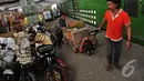 Pekerja mengangkut paket kiriman ke dalam gerbong di Stasiun Kereta (Gudang) Kampung Bandan, Pademangan, Jakarta, Jumat (18/7/2014) (Liputan6.com/Faizal Fanani)