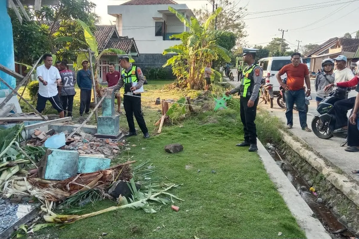 Kecelakaan maut melibatkan mobil pikap yang mengangkut rombongan santri di Lampung Selatan. (Dok. Istimewa).