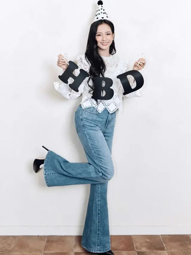 Rayakan Ulang Tahun ke-31, Jisoo BLACKPINK Tampil Smart Casual Saat Traktir Fans Makan hingga Bagi Hadiah iPhone