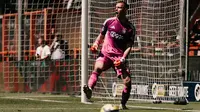 Maarten Paes saat membawa Ajax mengalahkan Utrecht melalui drama adu penalti 4-3 (1-1) dalam laga playoff di Kras Stadion, Volendam, Minggu (24-5-2026) malam WIB. (Dok. ajax.nl)