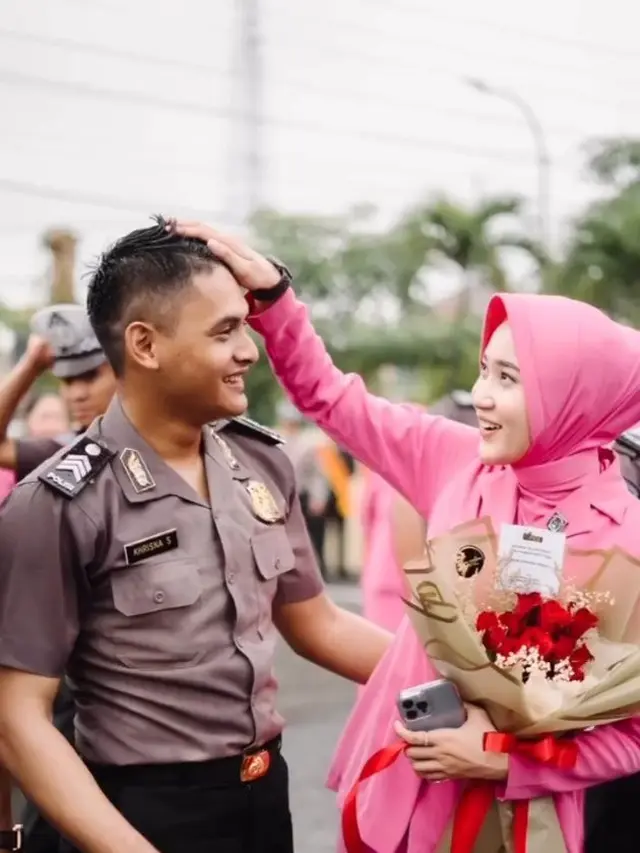 6 Potret Yeni Inka Dampingi Suami di Upacara Kenaikan Pangkat, Pakai Seragam Bhayangkari