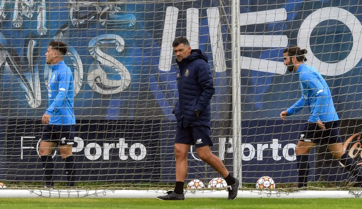 Pelatih FC Porto Sergio Conceicao (tengah) mengambil bagian dalam sesi latihan jelang menghadapi AC Milan pada pertandingan Grup B Liga Champions di FC Porto's Olival, Vila Nova de Gaia, Portugal, 2 November 2021. Porto akan melawan AC Milan pada 4 November 2021. (FERNANDO VELUDO/AFP)