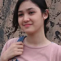 Nampaknya sang mama sangat mendukung karir Cut Syifa. Hampir setiap hari Syifa ditemani oleh mamanya di lokasi syuting sinetron Anak Sekolahan.  