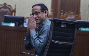 Mantan Menteri Pendidikan, Kebudayaan, Riset, dan Teknologi (Mendikbudristek) Nadiem Anwar Makarim saat menghadiri sidang perdana kasus dugaan tindak pidana korupsi (Tipikor) terkait program digitalisasi pendidikan berupa pengadaan laptop Chromebook dan Chrome Device Management (CDM) di lingkungan Kemendikbudristek tahun 2019–2022 di Pengadilan Tipikor, Jakarta, Senin (5/1/2026). Nadiem Anwar Makarim akhirnya dihadirkan dalam sidang pembacaan dakwaan kasus dugaan tindak pidana korupsi (Tipikor) terkait program digitalisasi pendidikan berupa pengadaan laptop Chromebook dan Chrome Device Management (CDM) di lingkungan Kemendikbudristek tahun 2019–2022. (merdeka.com/Arie Basuki)