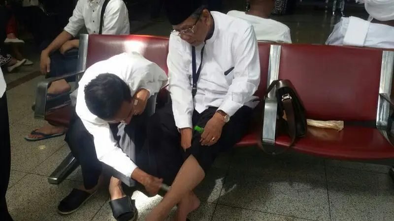 Jokowi olesi kaki Hasyim Muzadi saat umrah