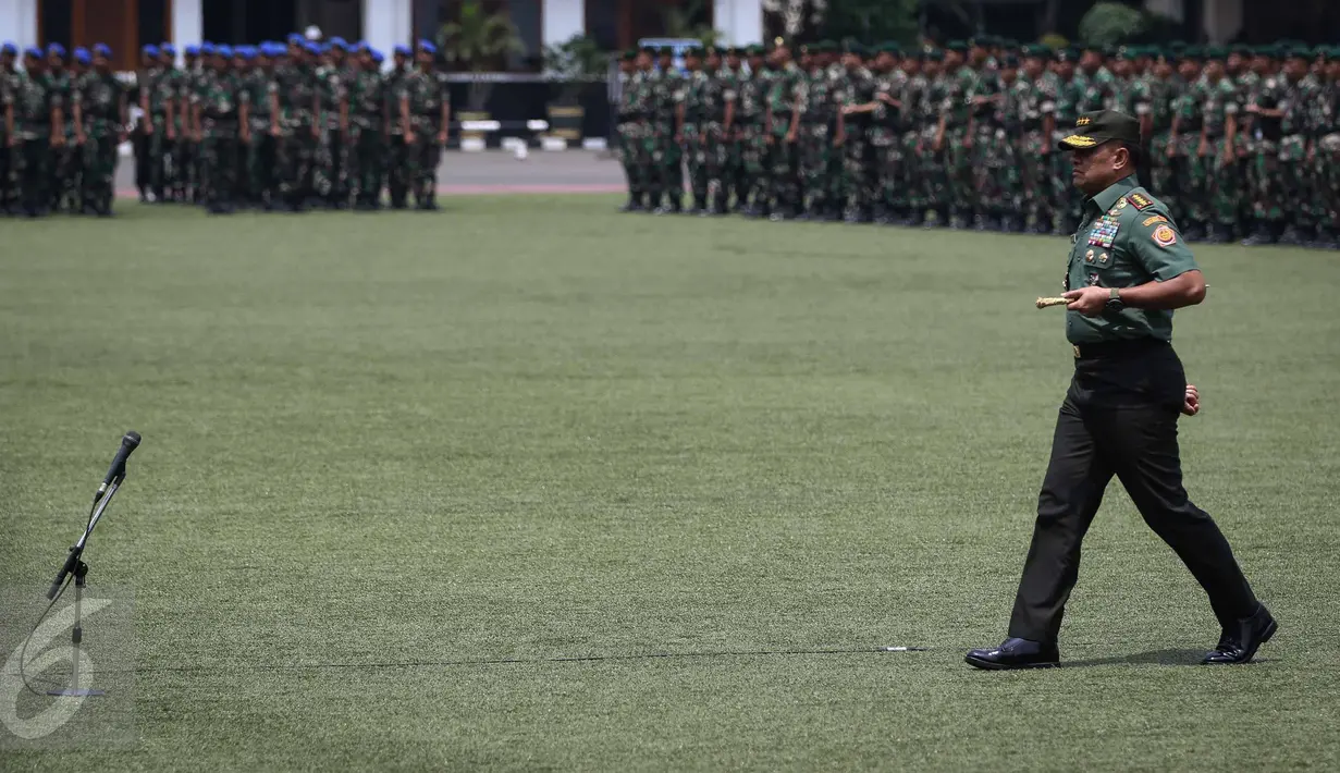 Panglima TNI Jenderal Gatot Nurmantyo menjadi komandan upacara pada upacara apel di Mabes TNI AD. Jakarta, Senin (7/11). Sebanyak 2.185 prajurit TNI AL, TNI AD dan TNI AU berkumpul mendengar langsung pengarahan dari Presiden. (Liputan6.com/Faizal Fanani)