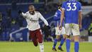 Striker Arsenal, Alexandre Lacazette, melakukan selebrasi usai mencetak gol ke gawang Brighton & Hove Albion pada laga Liga Inggris di Stadion Amex, Selasa (30/12/2020). Arsenal menang dengan skor 1-0. (AP/Frank Augstein, Pool)