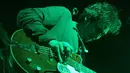 <p>Selain gitar, Vincent Rompies juga membagikan momennya saat memainkan bass. Aksi-aksi Vincent banyak menuai pujian karena tampil keren. (Instagram/vincentrompies)</p>