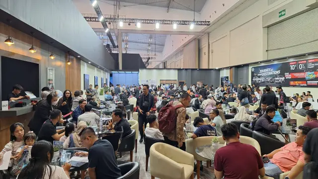 Ruang dealing Mitsubishi dipadati pengunjung (Arief A/Liputan6.com)