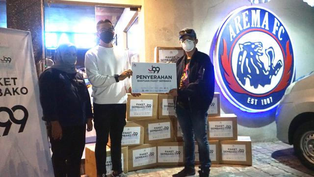 Presiden Arema FC, Gilang Widya Pramana memberikan paket sembako untuk Aremania dan panti asuhan.