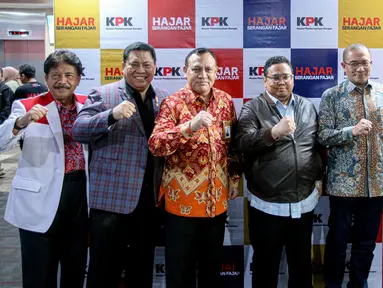 Ketua KPK Firli Bahuri (ketiga kiri), Ketua KPU Hasyim Asy'ari (kedua kanan), Ketua Bawaslu Rahmat Bagja (ketiga kanan) beserta pihak terkait berfoto bersama saat acara peluncuran kampanye Hajar Serangan Fajar di Gedung ACLC C1 KPK, Kuningan, Jakarta Selatan, Jumat (14/7/2023). (Liputan6.com/Faizal Fanani)
