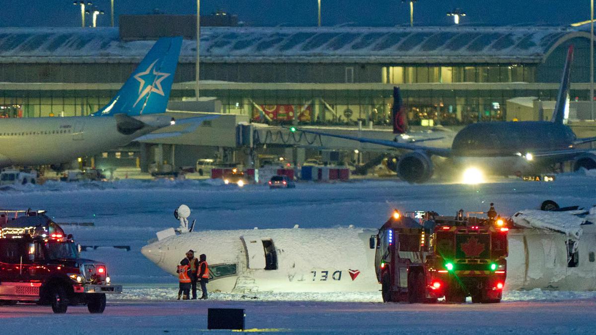 Detik-Detik Pesawat Delta Airlines Terbalik di Bandara Toronto, Penyebab Kecelakaan Belum Diketahui
