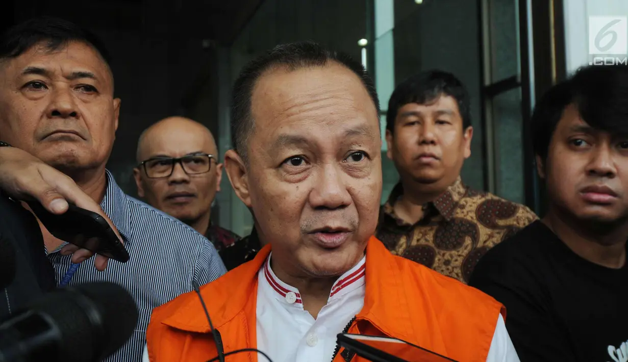 Tersangka mantan Ketua BPPN, Syafruddin Arsyad Temenggung usai penendatangan P21 di gedung KPK, Jakarta, Rabu (18/4). Syafruddin dalam waktu dekat akan menjalani persidangan terkait dugaan korupsi penerbitan surat SKL BLBI. (Merdeka.com/Dwi Narwoko)