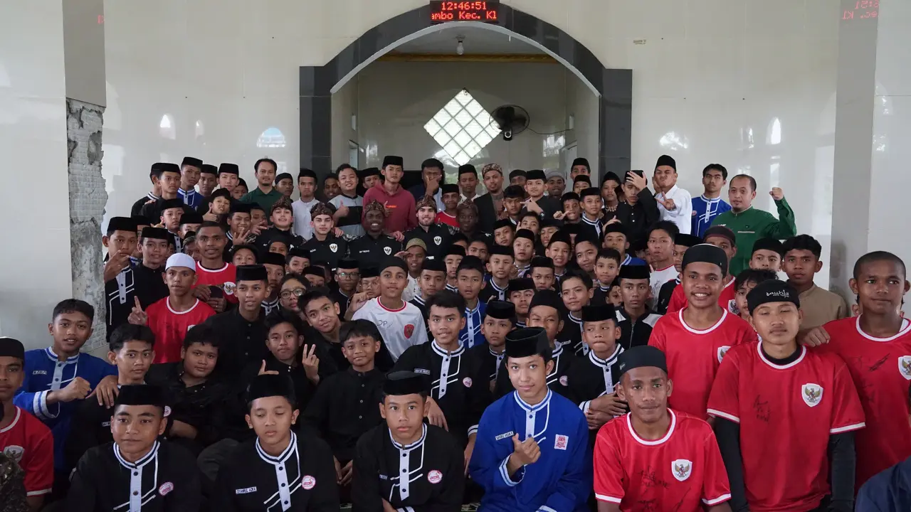 Jens Raven dan Timnas U-20 sambangi Pesantren di Bogor.