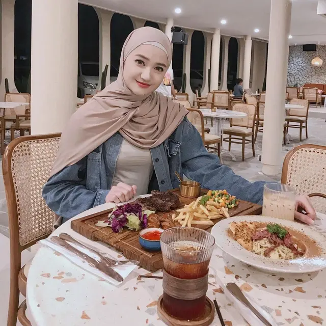 6 Potret Rekan Artis Kunjungi Kafe Baru Vebby Palwinta, Jadi Tempat Kumpul