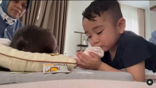 Rayyanza bersama baby Lily. [Foto: Instagram/raffinagita1717]