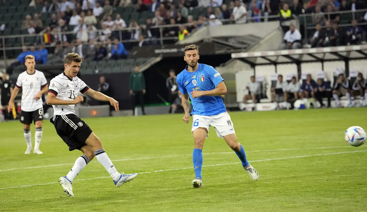 Pemain Jerman Thomas Muller (kedua kiri) mencetak gol ke gawang Italia pada pertandingan sepak bola UEFA Nations League di Moenchengladbach, Jerman, 14 Juni 2022. Jerman mengalahkan Italia 5-2. (AP Photo/Martin Meissner)