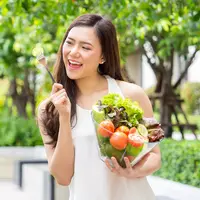 ilustrasi perempuan jaga kesehatan/Nattakorn_Maneerat/Shutterstock