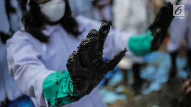 Aksi Teatrikal Terkait Pencemaran Minyak di Karawang