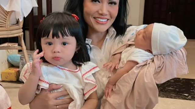 Potret Kris Dayanti, Azura, dan Ameena (Instagram/@krisdayantilemos)