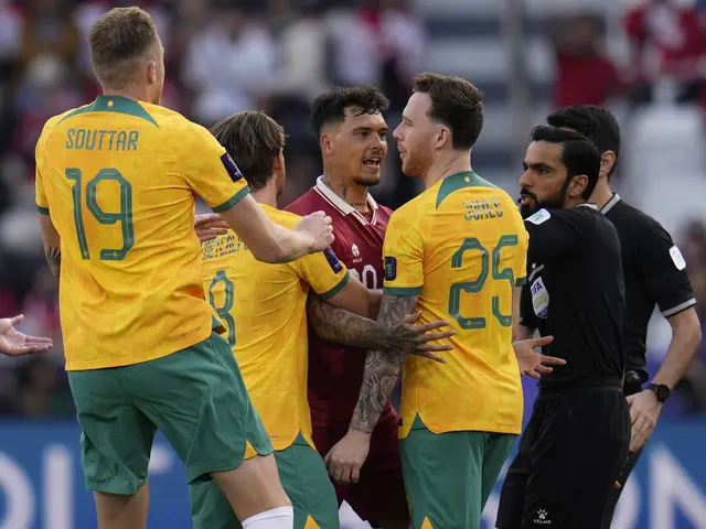 Pemain Timnas Indonesia, Shayne Pattynama (tengah) bersitegang dengan pemain Asutralia, Gethin Jones pada laga 16 besar Piala Asia 2023 yang berlangsung di assim bin Hamad Stadium, Doha, Qatar, Minggu (28/01/2024). (AP Photo/Aijaz Rahi)