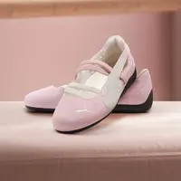 Sepatu Mary Jane yang dulu identik dengan seragam sekolah anak-anak perempuan, kini kembali jadi pusat perhatian di dunia fashion global.  [Dok/PUMA].