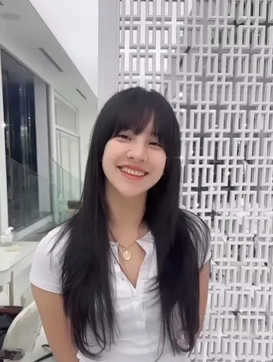 See through bangs tersebut kemudian dikombinasikan Anya dengan gaya rambut long layered yang memberi impresi lebih stylish dan modern. [@anyageraldine/@rey_nathanael13].