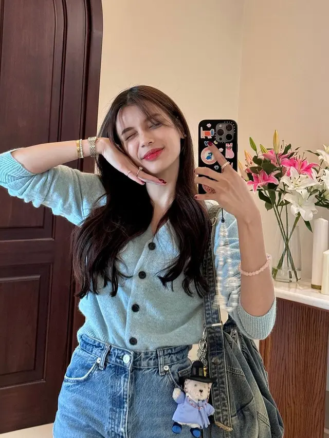 6 Potret Outfit Ngampus Sabrina Chairunnisa yang Selalu Stylish dan Trendy, Bak Maba S1 Padahal S3