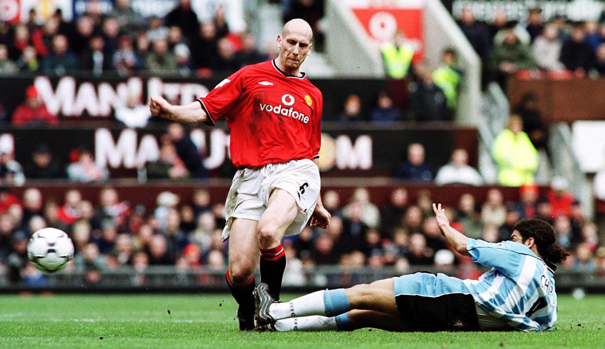 4. Jaap Stam - Pemain asal Belanda ini menjadi tembok kukuh lini belakang Manchester United pada 1998-2001. Jaap Stam menjadi bagian dari skuad legendaris United musim 1998-1999 dan mempersembahkan treble Premier League, FA Cup, dan Liga Champions. (AFP/Robin Parker)