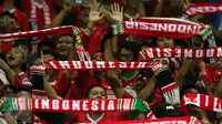 Suporter membentangkan syal jelang menyaksikan laga Timnas Indonesia melawan Vietnam pada semifinal pertama Piala AFF 2016 di Stadion Pakansari, Bogor, Sabtu (3/12). Indonesia unggul 2-1 atas Vietnam. (Liputan6.com/Helmi Fithriansyah)