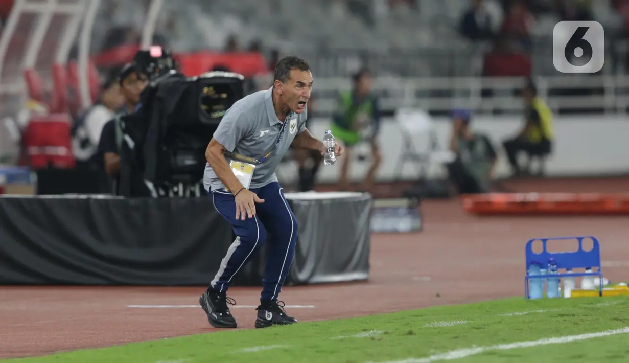 Jelang akhir babak pertama, intensitas serangan tim asuhan Gerald Vanenburg meningkat. (Liputan6.com/Helmi Fithriansyah)