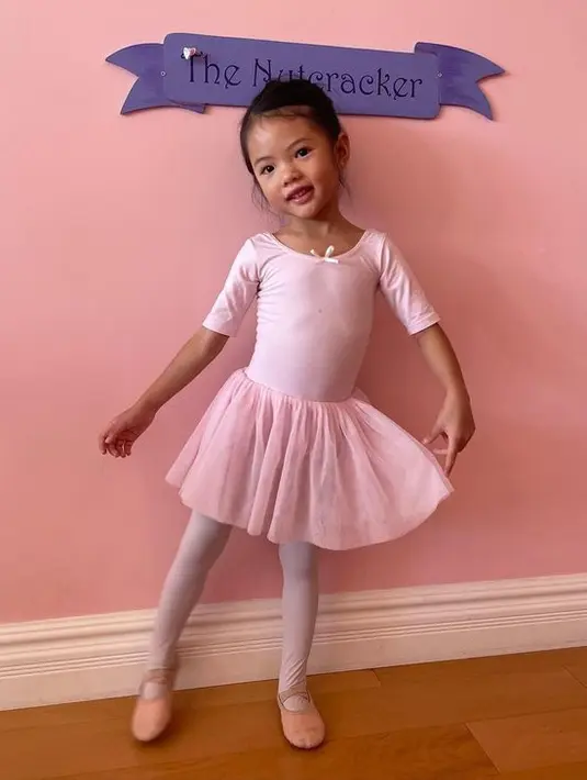 <p>Farah Quinn kerap memperlihatkan aktivitas buah hatinya, salah satunya saat Amaira sedang balet. [Foto: instagram.com @farahquinnofficial]</p>