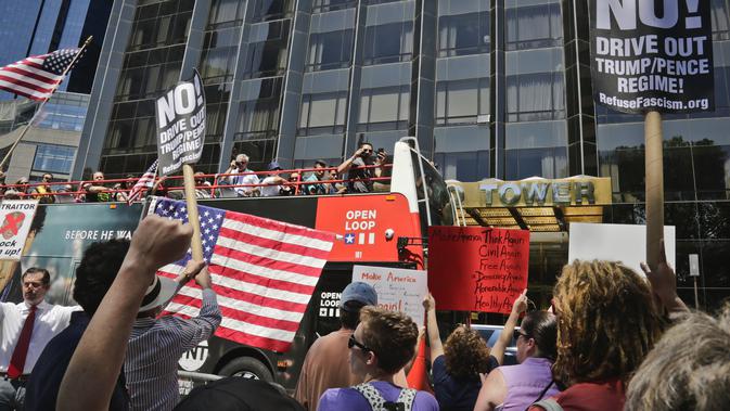 Demonstran turun ke jalan-jalan di Austin, Texas untuk menuntut pemakzulan Presiden Donald Trump, AS, Minggu (2/7). Aksi demo ini juga digelar di sejumlah kota asal di AS. (AP Photo)