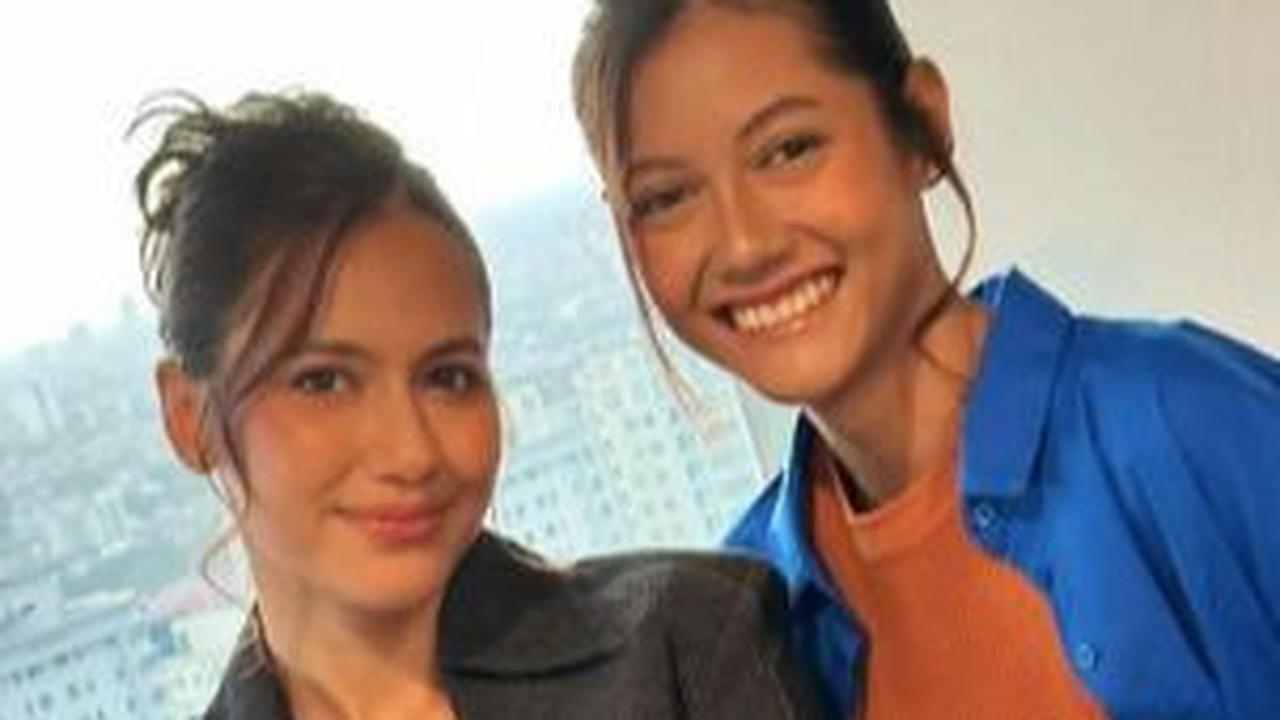 Bak Pinang Dibelah Dua, Begini Momen Pertemuan Pevita Pearce dengan "Kembarannya"