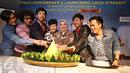 Grup band d'Masiv potong tumpeng dalam acara launching lagu berjudul 'Di Bawah Langit yang Sama' di Jakarta, Jumat (5/2). Lagu tersebut menjadi OST film 'BoBoiBoy The Movie' serta akan dimuat dalam album kelima mereka. (Liputan6.com/Immanuel Antonius)