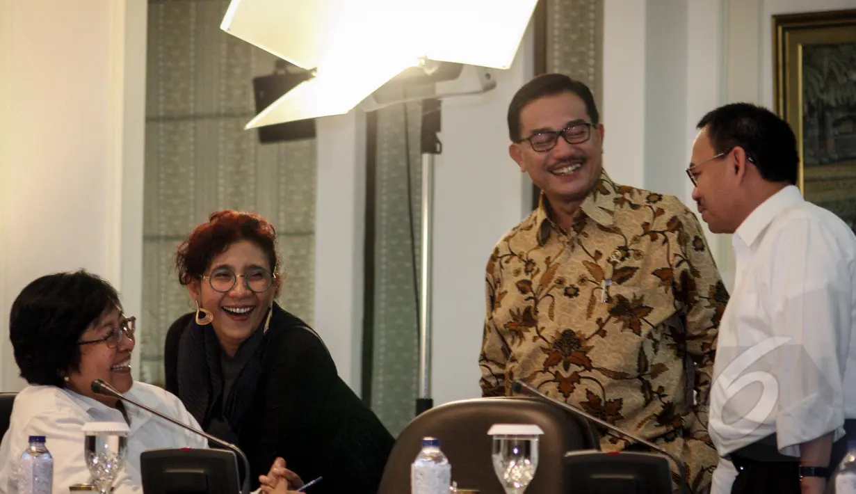 Menteri KLH Siti Nurbaya berbincang dengan Menteri Agraria dan Tata Ruang, Ferry Mursyidan, Menteri  Susi Pudjiastuti dan Menteri ESDM Sudirman Said sebelum sidang kabinet paripurna di kantor Presiden, Jakarta, Selasa (19/5). (Liputan6.com/Faizal Fanani)