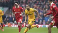 Striker Wolves, Matheus Cunha, menguasai bola saat timnya menghadapi Liverpool dalam lanjutan Liga Inggris 2024/2025 di Stadion Anfield, Minggu (16/2/2025) malam WIB. (AP Photo/Ian Hodgson)