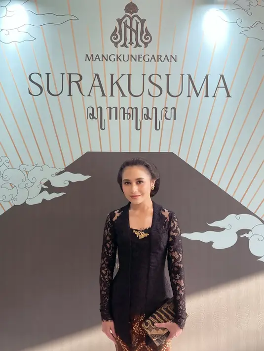 Prilly Latuconsina berbagi potret dirinya pertama kali ikut Kirab Pusaka Malam 1 Suro di Pura Mangkunegaran [@prillylatuconsina96]