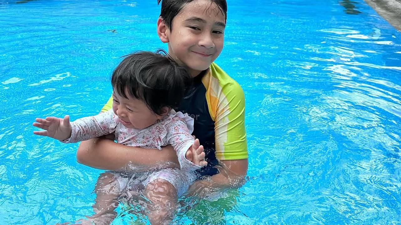 Potret Gemas Rafathar Ajak Lily Berenang, Jadi Kakak yang Sabar dan Jagain Banget Adiknya