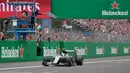 Pembalap Mercedes Nico Rosberg melintas di garis finish usai memenangkan F1 Grand Prix Italia, di Monza, Italia Minggu (04/9). Balapan selanjutnya akan dihelat di Singapura, pada 18 September 2016. (Reuters/Max Rossi)