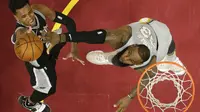 LeBron James (kanan) dalam laga San Antonio Spurs vs Cleveland Cavaliers (Foto: AP/Tony Dejak)