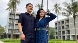 Dibalik kesuksesannya ini ada sosok suami yang selalu mendukungnya. Sosok Hendra Sumendap, merupakan suami yang kerap disebut setia oleh para netizen. Saat ini keduanya sedang jalani 7 tahun pernikahan sejak 9 Desember 2014. (Liputan6.com/IG/fitricarlina)