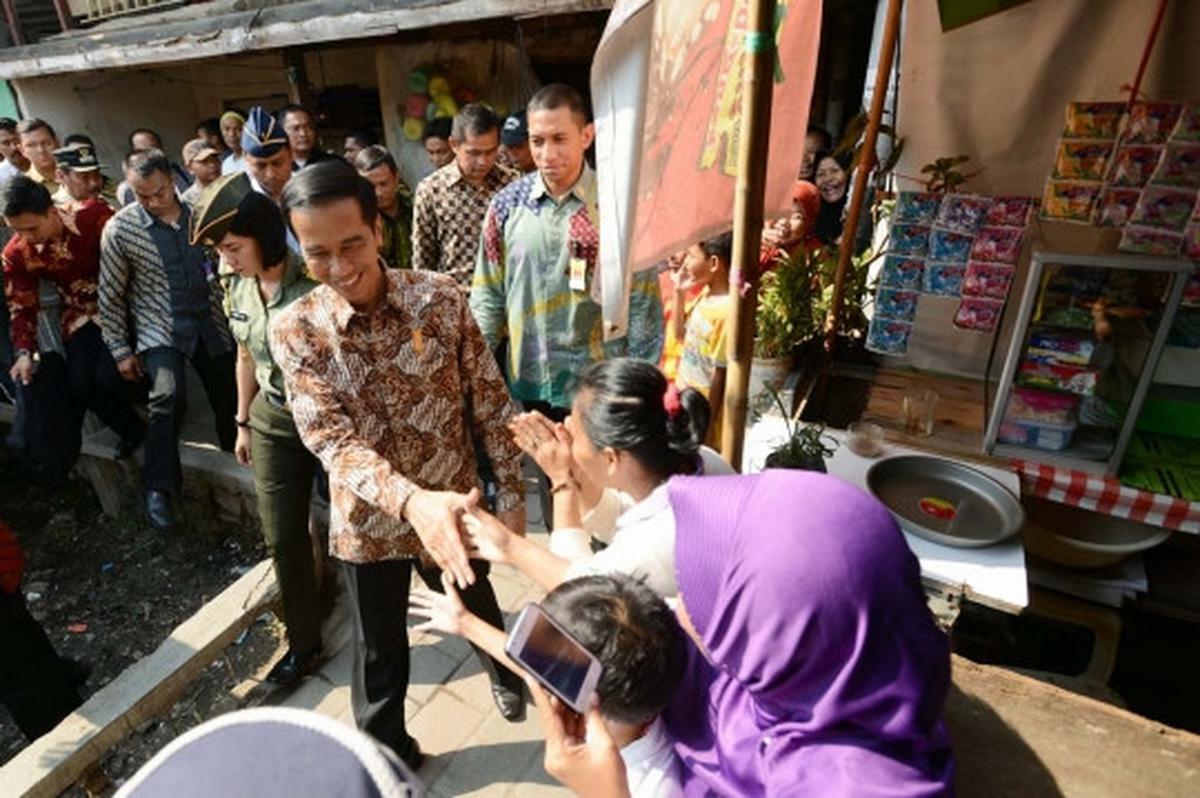 Presiden Jokowi bagi-bagi sembako di Kedoya