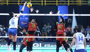 Duel Bandung bjb Tandamata koontra Jakarta Pertamina Enduro pada seri ketiga putaran pertama Proliga 2026 di GOR Sabilulungan Jalak Harupat, Kabupaten Bandung, Kamis (22/1/2026) malam. (Bola.com/Erwin Snaz)